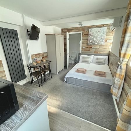 Cristina Modern Hotel Horley Exterior photo